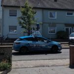 Ein blaues Fahrzeug mit der Aufschrift Google Street View, Untertitle 'explore the world at maps.google.de