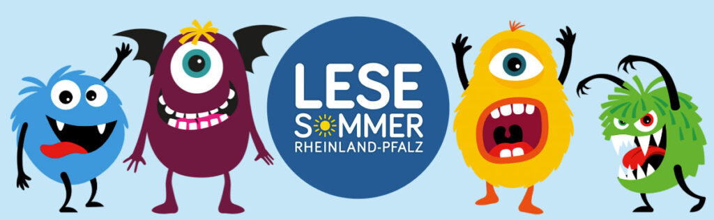 Llogo des Lesesommers, vier verschiedenfarbige Monster vor hellblauem Hintergrund, ein dunkelbauer Kreis mit der Schrift Lese Sommer Rheinland-Pfalz, das O in Sommer ist eine stilisierte Sonne