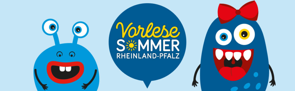 Logo des Vorlese-Sommers 2024. Zwei kleine blaue 'Monster', die beide mit offenen Mündern vor hellblauem Hintergrund. In einer blauen Bubble steht 'Vorlese-Sommer' und darunter 'Rheinland-Pfalz'