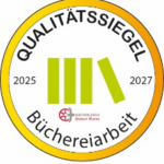 Siegel Qualitätssiegel Bücherarbeit, ein orangener Kreis, darin die Schrift mit dem Titel und die Zahlen 2025 20227, dazwischen 4 stilisierte Bücher, eines davon leicht schräg.