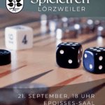 Im Hintergrund ein Holz-Spielbrett, darauf drei Würfel und links im Anschnitt ein schwarzer Mühle-Spielstein. Oben Schriftzug Spieletreff Lörzweiler, daneben das Wappen von Lörzweiler. Das obere Blatt des Lindenbaums im Wappen ist durch 4 farbige Spielfiguren wie beim Mensch-Ärgere-Dich-Nicht ersetzt. Unten die Schrift 21. September, 18 Uhr Epoisses-Saal Gemeindezentrum