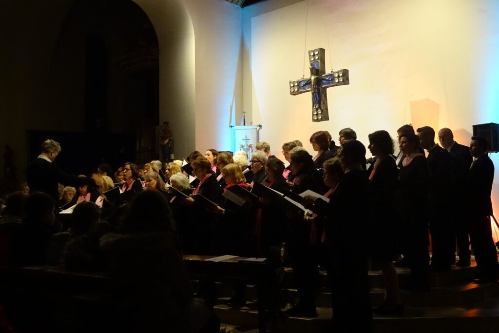 Abbildung des Kirchenchores bei einem Konzert in der Lörzweiler Pfarrkirche