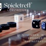 Im Hintergrund ein Holz-Spielbrett, darauf drei Würfel und links im Anschnitt ein schwarzer Mühle-Spielstein. Oben Schriftzug Spieletreff Lörzweiler, daneben das Wappen von Lörzweiler. Das obere Blatt des Lindenbaums im Wappen ist durch 4 farbige Spielfiguren wie beim Mensch-Ärgere-Dich-Nicht ersetzt. Unten die Schrift 21. September, 18 Uhr Epoisses-Saal Gemeindezentrum