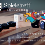 m Hintergrund ein Holz-Spielbrett, darauf drei Würfel und links im Anschnitt ein schwarzer Mühle-Spielstein. Oben Schriftzug Spieletreff Lörzweiler, daneben das Wappen von Lörzweiler. Das obere Blatt des Lindenbaums im Wappen ist durch 4 farbige Spielfiguren wie beim Mensch-Ärgere-Dich-Nicht ersetzt. Unten die Schrift Nächster Termin 15. Februar 2026, 18 Uhr Epoisses-Saal Rheinstraße 1a