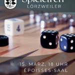 Im Hintergrund ein Holz-Spielbrett, darauf drei Würfel und links im Anschnitt ein schwarzer Mühle-Spielstein. Oben Schriftzug Spieletreff Lörzweiler, daneben das Wappen von Lörzweiler. Das obere Blatt des Lindenbaums im Wappen ist durch 4 farbige Spielfiguren wie beim Mensch-Ärgere-Dich-Nicht ersetzt. Unten die Schrift 15.März, 18 Uhr Epoisses-Saal Gemeindezentrum