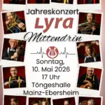 Mehrere Farbfotografien zeigen Musikerinnen und Musiker mit verschiedenen Blasinstrumenten, darunter Trompete, Klarinette, Saxofon, Posaune und Horn. Die Personen tragen schwarze Kleidung mit bunten Hosenträgern oder Fliegen. In der Mitte steht ein weißes Feld mit roter und schwarzer Schrift. Ein rotes Notensymbol ist mittig platziert. In der Mitte der Schriftzug 'Jahreskonzert Lyra Mittendrin', Sonntag, 10. Mai 2026 um 17 Uhr, Töngeshalle Mainz-Ebersheim