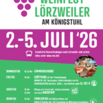 Plakat mit grünem Hintergrund und lilafarbenem Akzent. Oben eine stilisierte lilafarbene Weintraube mit goldener Krone. Darunter steht in großen Buchstaben: 'WEINFEST LÖRZWEILER AM KÖNIGSTUHL'. Die Veranstaltungsdaten '2.-5. JULI '26' sind mittig auf einem lilafarbenen Balken hervorgehoben. Darunter folgt ein Programm in einer Tabelle mit vier Spalten für die Wochentage Donnerstag bis Sonntag. Die Programmpunkte sind mit Uhrzeiten und kurzen Beschreibungen aufgelistet, darunter Begriffe wie 'Dämmerschobbe', 'Eröffnung', 'Familientag', 'RockTrip', 'DJ DEE K', 'Kinderschminken', 'Weinprinzessin', 'Feststraße', 'Platzkonzert'. Unten rechts das Logo des HVV und ein Hinweis auf erweiterte Busverbindungen. Die Internetadresse 'www.hvv-loerzweiler.de' ist angegeben.