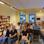 Eine Gruppe von Frauen auf Stühlen in einer Bücherei