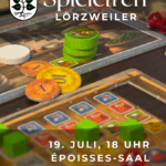 Ein Brettspiel im Hintergrund Oben Schriftzug Spieletreff Lörzweiler, daneben das Wappen von Lörzweiler. Das obere Blatt des Lindenbaums im Wappen ist durch 4 farbige Spielfiguren wie beim Mensch-Ärgere-Dich-Nicht ersetzt. Unten die Schrift 19. Juli, 18 Uhr Epoisses-Saal Rheinstraße 1