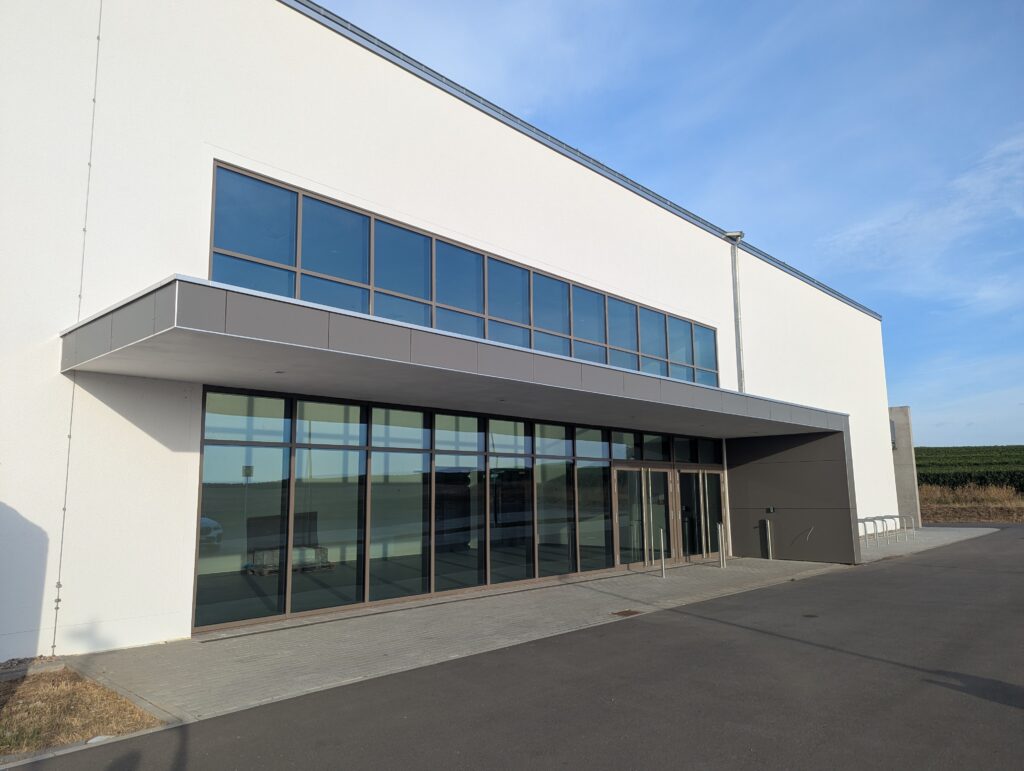 Die Glasfront des Foyer, man blickt in den offenen Raum