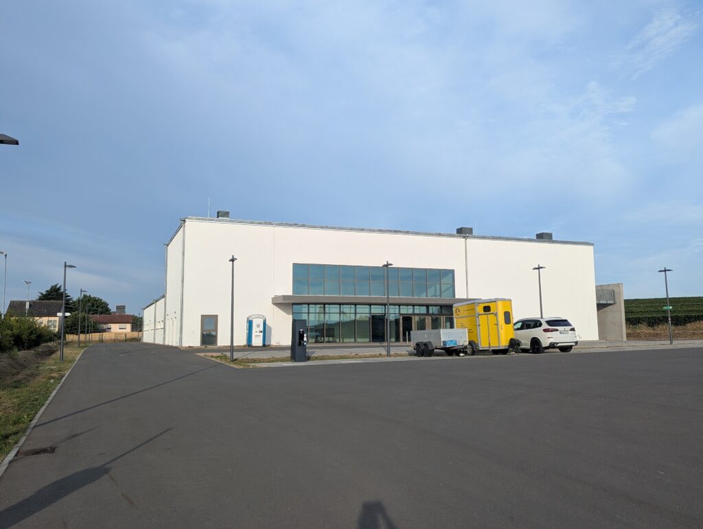 Die neue Halle von Osten aus gesehen. Im Vordergrund die Glasfront vom Foyer. Links der Umkleidetrakt mit dem Sportlereingang.