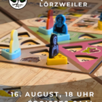 Ein Brettspiel im Hintergrund Oben Schriftzug Spieletreff Lörzweiler, daneben das Wappen von Lörzweiler. Das obere Blatt des Lindenbaums im Wappen ist durch 4 farbige Spielfiguren wie beim Mensch-Ärgere-Dich-Nicht ersetzt. Unten die Schrift 16. August, 18 Uhr Epoisses-Saal Rheinstraße 1a